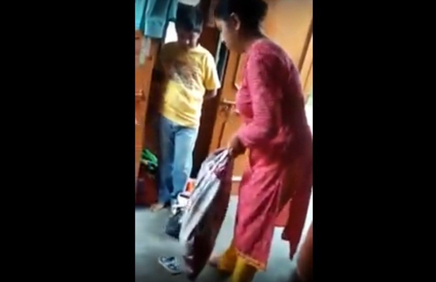 तस्वीर वायरल वीडियो का स्क्रीनशॉट है।