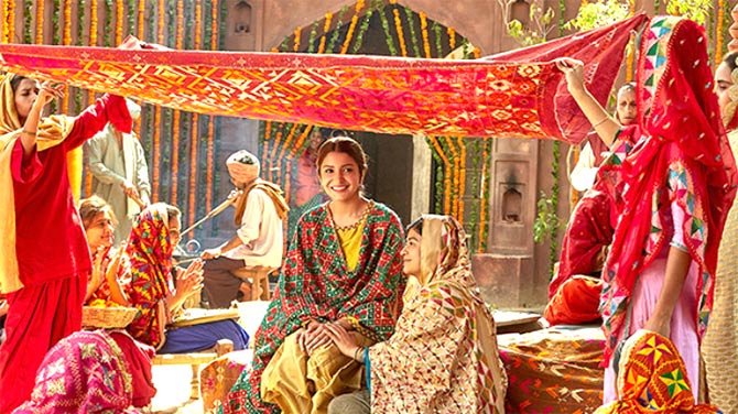 फिल्लौरी में भी अनुष्का शादी की रस्में निभाती दिख चुकी हैं।
