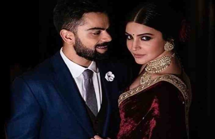 अनुष्का शर्मा और विराट कोहली 11 दिसंबर को इटली में शादी के बंधन में बंध चुके हैं। दोनों की सगाई और शादी की पिक्चर करीब 10 दिनों से सोशल मीडिया पर छाई हुई हैं। इन पिक्चर्स में अनुषका बेहद खूबसूरत और विराट बेहद हैंडसम तो दिख ही रहे हैं। इसके अलावा कुछ पिक्चर्स ये भी साबित करती हैं कि दुल्हन के तौर पर अनुष्का नर्वस थी तो वहीं विराट अपनी शादी को लेकर उत्साहित थे। इन पिक्चर्स में जहां अनुष्का के चेहरे से नर्वसनेस साफ नजर आ रही है तो विराट शादी को लेकर बेहद खुश और उत्साहित दिख रहे हैं। (सभी पिक्चर्स - सोशल मीडिया)