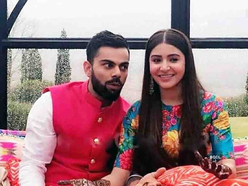इस पिक्चर में विराट के चेहरे पर शरारत नजर आ रही है तो वहीं अनुष्का अच्छी पिक्चर के लिए पोज देती नजर आ रही हैं।