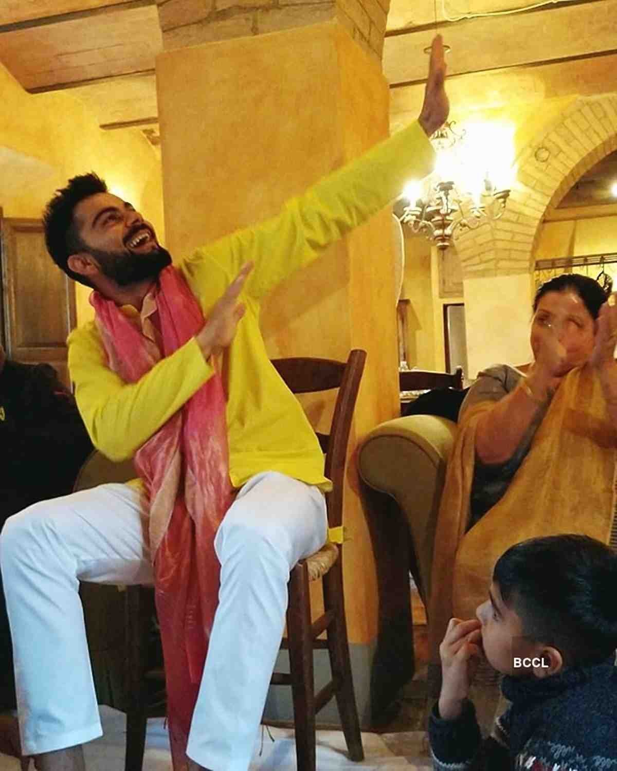 शादी से पहले एक फंक्शन के दौरान बैठे बैठे नाचते विराट कोहली।