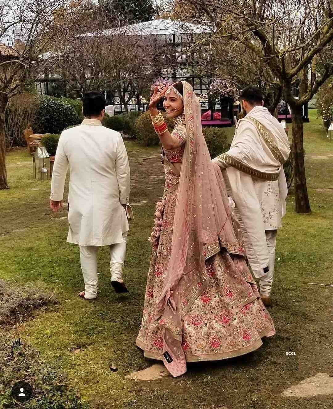 अनुष्का जहां सबको मुड़कर बाय करती नजर आ रही है तो वहीं विराट उनका हाथ थामकर उन्हेें ले जाते दिख रहे हैं।