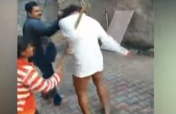 VIDEO: मंदिर के पुजारी पर लड़कियों से छेड़छाड़ का आरोप, महिलाओं ने नंगा कर पीटा