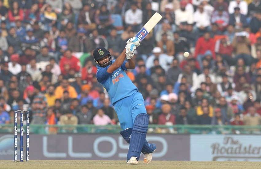 रोहित शर्मा ने दूसरे वनडे में शानदार 208 रन मारे।