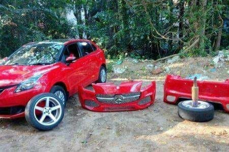 मॉडिफाई करने के लिए कार के बंपर, मार्सिडीज कार में लगने वाले डाइमंड ग्रील, हेडलाइट और टेल लाइन, अलॉय व्हील्स, कार का लोगो को बदल कर एक दम मर्सिडीज जैसा बना दिया गया।