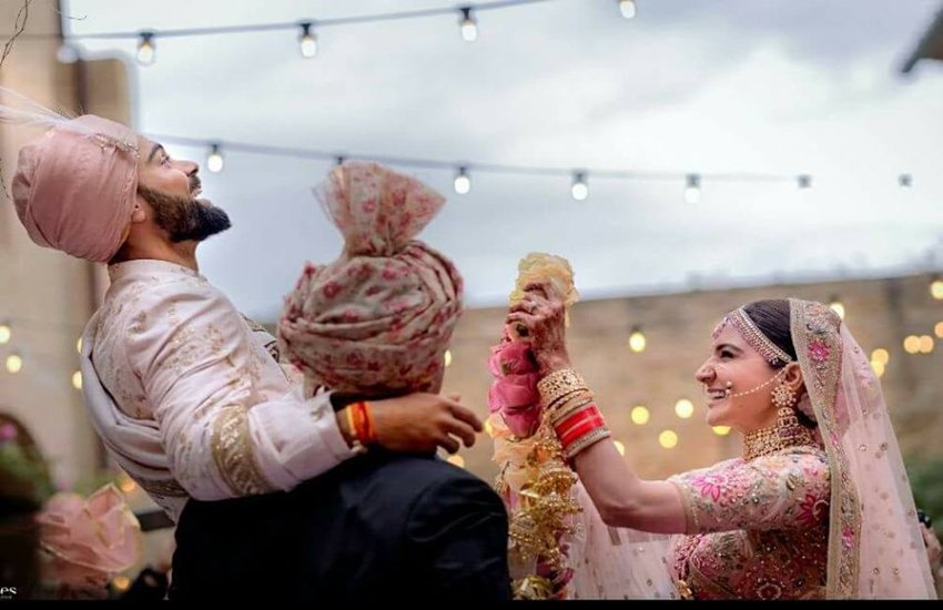 फेरों के समय विराट कुछ इस अंदाज में नजर आ रहे हैं।