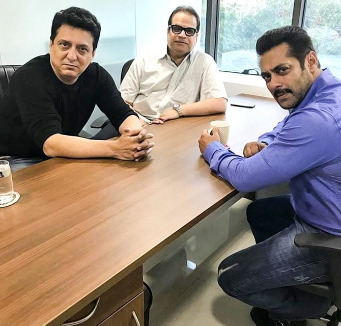 ऑफिस में प्रोड्यूसर साजिद नाडियाडवाला और रमेश तौरानी से किसी मुद्दे पर बातचीत करते सलमान खान।