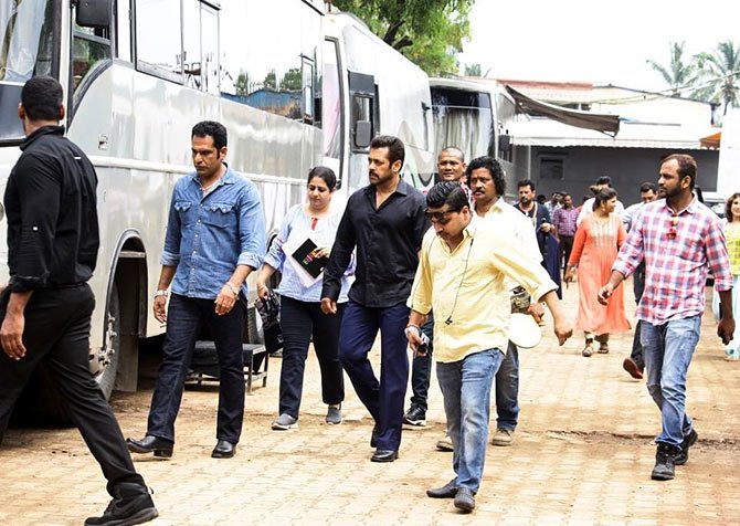 बिग बॉस के बैक स्टेज पर सलमान खान। सलमान पिछले कई सालों से बिग बॉस होस्ट कर रहे हैं।