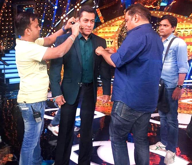 बिग बॉस के लिए तैयार होते सलमान खान।