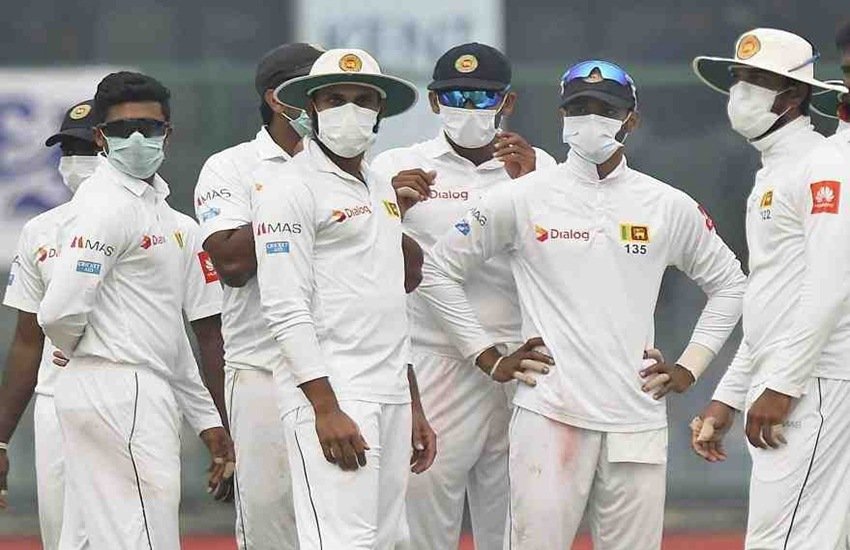 स्मॉग से परेशान श्रीलंकाई खिलाड़ी मैदान पर मास्क लगाकर पहुंचे थे।