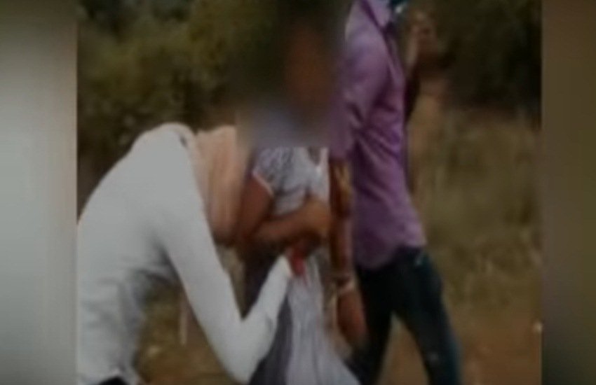 तस्वीर वायरल वीडियो का स्क्रीनशॉट है। तस्वीर वायरल वीडियो का स्क्रीनशॉट है।