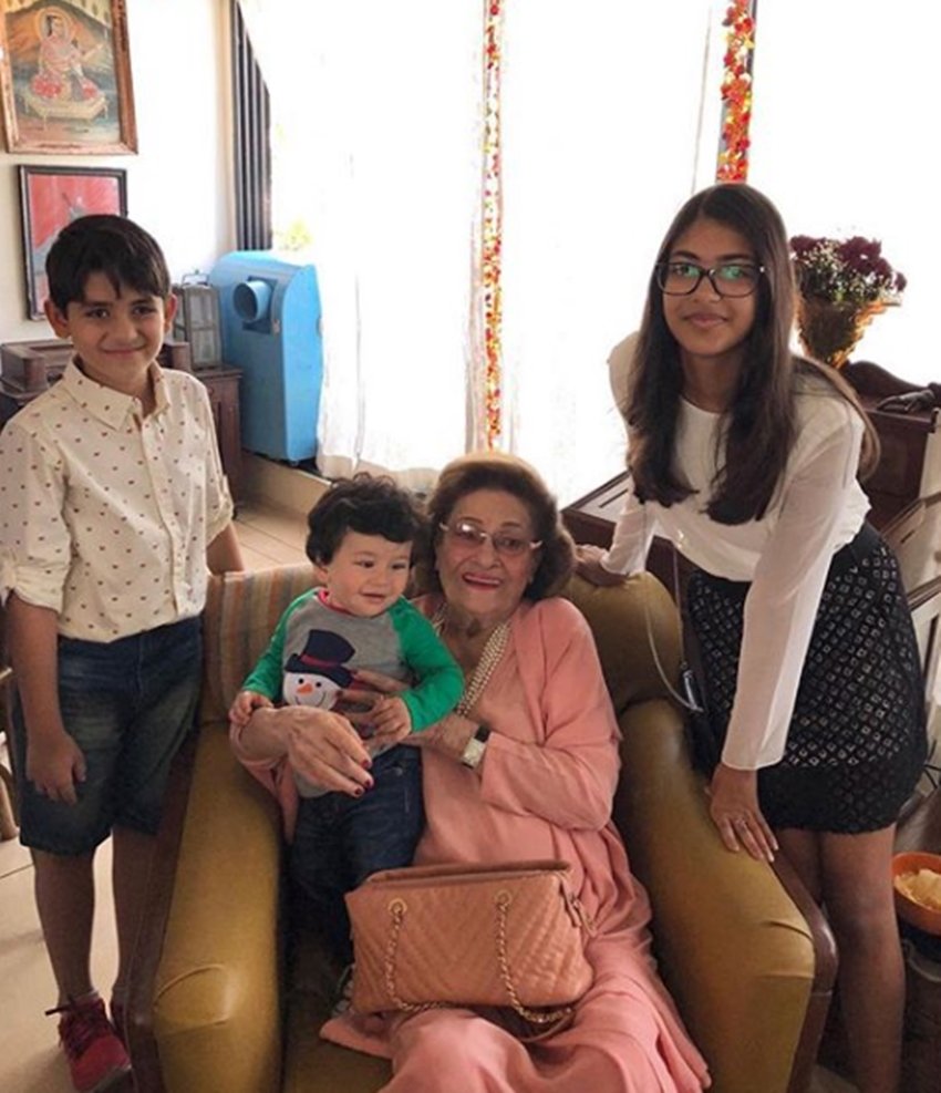 रणबीर कपूर के साथ करीना, तैमूर करिश्मा भी दिखाई दे रहे हैं।