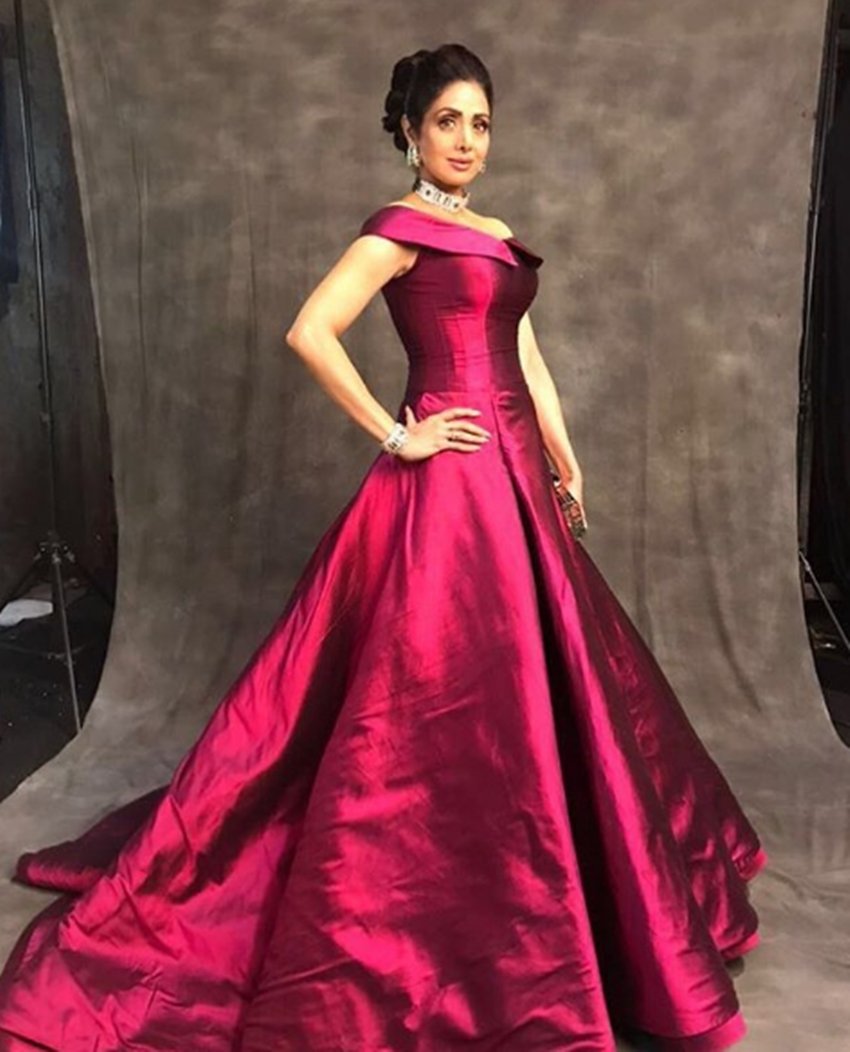 Indian beauty Sridevi, Bollywood designer Manish Malhotra, Sridevi pose with Pakistani beauties, Mahira Khan, Mawra Hocane,Saba Qamar, Saba Qamar at Masala Awards in Dubai, Sridevi at Masala Awards in Dubai, Manish Malhotra at Masala Awards in Dubai, Pakistani beauties at Masala Awards in Dubai, Mahira Khan at Masala Awards in Dubai