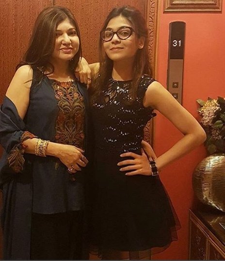 मशहूर बॉलीवुड सिंगर अल्का याग्निक की बेटी सायशा कपूर ने अपने बॉयफ्रेंड अमित देसाई से बीते सोमवार यानि 25 दिसंबर को सगई कर ली है। अलका याग्निक ने साल 1989 में शिलांग के रहनेवाले बिजनेसमैन नीरज कपूर शादी की थी। नीरज और उन्हें एक बेटी सायशा है। हालांकि दोनों अपसी रजामंदी से पिछले 25 सालों से अलग रह रहे हैं सायशा अपनी मां के साथ ही रहती हैं।