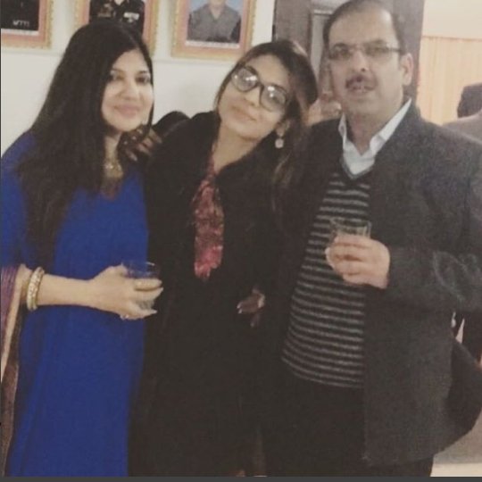 सायशा का नाम इंडियन आइडल फेम राहुल वैद्य से भी जुड़ चुका है हालांकि बाद में दोनों ने इसे अफवाह बताया। पिक्चर में सायशा अपनी मां और पिता के साथ।