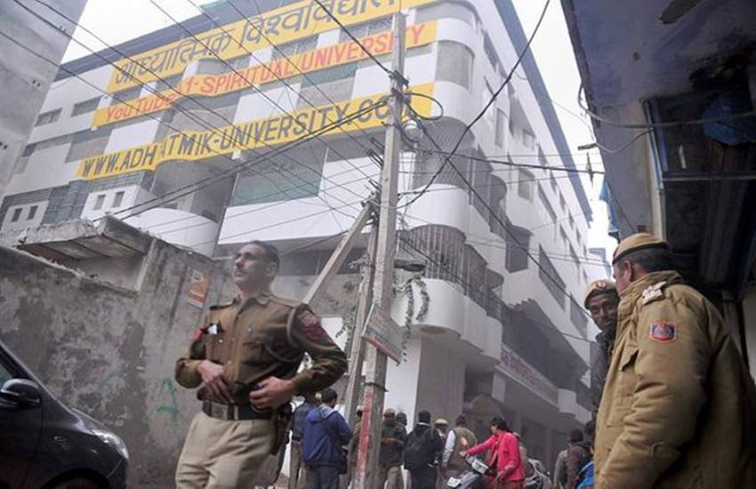 दिल्ली हाई कोर्ट ने उत्तरी दिल्ली के विजय विहार में चल रहे आध्यात्मिक विश्वविद्यालय और उसके संस्थापक वीरेन्द्र देव दीक्षित के खिलाफ सीबीआई जांच के आदेश दिए हैं। (फोटो-PTI)