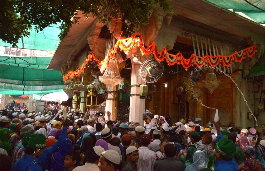 दक्षिणपंथी तत्वों द्वारा दिए गए अपमानजनक बयानों और एक भड़काऊ वीडियो के सामने आने के बाद प्रशासन ने अजमेर में ख्वाजा मोइनुद्दीन चिश्ती की दरगाह की सुरक्षा बढ़ा दी है। (फोटो- IANS)