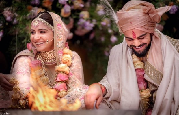 अनुष्का शर्मा विराट कोहली के साथ बीते सोमवार को शादी के बंधन में बंध चुकी हैं। अचानक हुई इस शादी के बाद अनुष्का और कोहली की तस्वीरें सामने आईं । दुल्हन के रूप में एक तरह जहां अनुष्का बेहद खूबसूरत नजर आ रही हैं तो वहीं विराट भी शेरवानी में काफी जंच रहे हैं। वैसे ये पहली बार नहीं है जब अनुष्का दुल्हन के रूप में दिखी हों। अनुष्का इससे पहले कई फिल्मों में दुल्हन के गेटअप में नजर आ चुकी हैं। देखिए कब कब रील लाइफ अनुष्का दुल्हन के गेटअप में नजर आईं...