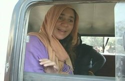 यूपी: पीएम मोदी के संसदीय क्षेत्र में अर्जेंटीना की युवती से मारपीट, अस्‍सी घाट पर 3 युवकों ने लूटा