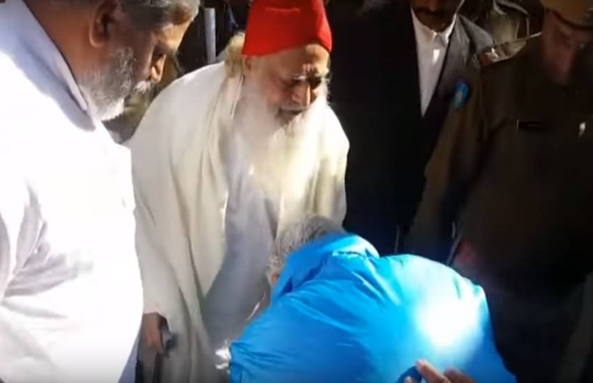 जोधपुर कोर्ट के बाहर रिटायर्ड चीफ जस्टिस ने छुए रेप के आरोपी आसाराम के पैर (फोटो सोर्स- यूट्यूब स्क्रीनशॉट)