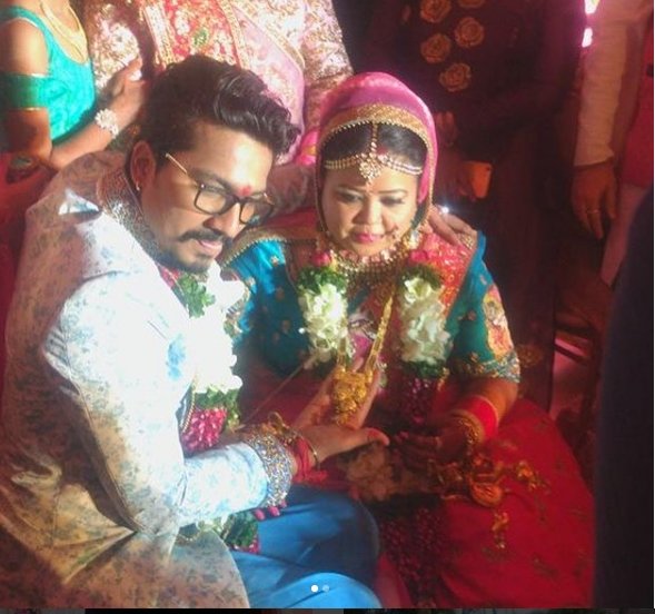 फेरों के लिए भारती ने गुलाबी लहंगा पहना, वहीं हर्ष ने पाउडर ब्‍लू शेरवानी के साथ गुलाबी पगड़ी पहनी। दोनों की जोड़ी देखते ही बन रही थी।