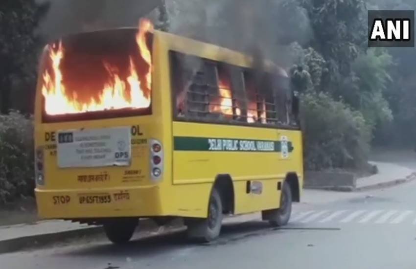 देखते ही देखते प्रदर्शनकारी छात्र उग्र हो गए और यूनिवर्सिटी कैम्पस में लगे सीसीटीवी कैमरे तोड़ दिए फिर कैम्पस में खड़ी गाड़ियों को निशाना बनाया। (फोटो- ANI)