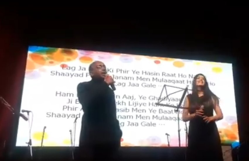 VIDEO: बीजेपी सांसद विजय गोयल ने दिखाया हुनर, मंच पर चढ़ गाने लगे- लग जा गले.. VIDEO: बीजेपी सांसद विजय गोयल ने दिखाया हुनर, मंच पर चढ़ गाने लगे- लग जा गले..