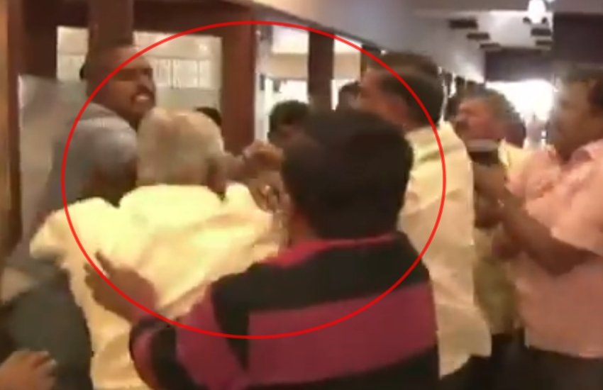 कर्नाटक के तुकमुर जिले में शनिवार सुबह एक स्थानीय चैनल के रिपोर्टर से मारपीट का मामला सामने आया है। पीड़ित पत्रकार ने भाजपा नेता और उसके समर्थकों के खिलाफ पुलिस में शिकायत दी है। (फोटोः एएनआई) कर्नाटक के तुकमुर जिले में शनिवार सुबह एक स्थानीय चैनल के रिपोर्टर से मारपीट का मामला सामने आया है। पीड़ित पत्रकार ने भाजपा नेता और उसके समर्थकों के खिलाफ पुलिस में शिकायत दी है। (फोटोः एएनआई)