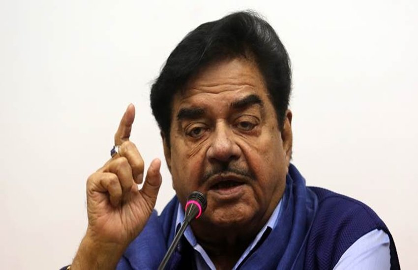 Shatrughan Sinha, Shatrughan Sinha Residence, BMC, BMC action, Illegal Construction, Illegal Construction of Shatrughan Sinha, BMC Threw Illegal Extension, BJP MP Shatrughan Sinha, National news