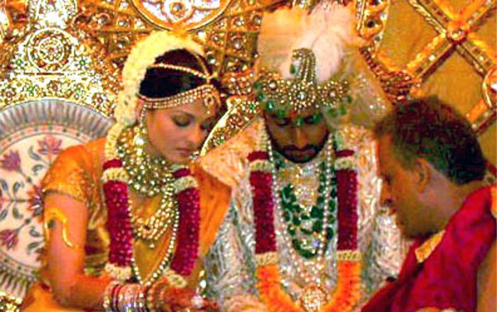 ऐश्वर्या राय और अभिषेक बच्चन ने साल 2007 में शादी की थी। वैसे तो दोनों इतने बड़े सेलिब्रिटी हैं कि इस शादी को वैसे ही बेहद बड़ा कवरेज मिलना ही था लेकिन ये शादी और बात के लिए भी सुर्खियों में रही, और वो थी ऐश्वर्या राय के मांगलिक होने की चर्चा। ऐसा माना जाता है कि बच्चन परिवार शादी से पहले संकट मोचन और बाबा विश्वनाथ के दरबार में विशेष अनुष्ठान के लिए गए थे। ये अनुष्ठान ऐश्वर्या राय के मंगली होने के कारण किए गए थे।
