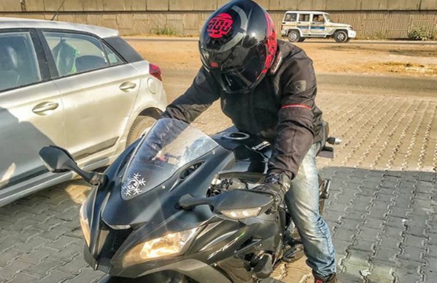 जयपुर में बुधवार रात को सड़क हादसे के बाद लोगों ने शख्स का हेलमेट उतारने की कोशिश की थी, लेकिन उसे नहीं निकाला जा सका था। (फोटोः फेसबुक) 
