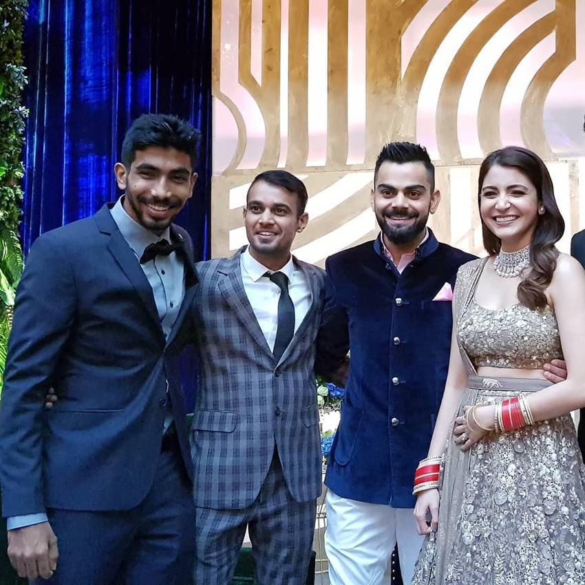 टीम के तेज-तर्रार गेंदबाज जसप्रीत बुमराह भी रिसेप्शन में शामिल हुए। उन्होंने 'विरुष्का' के साथ तस्‍वीर खिंचाने में जरा भी देर नहीं लगाई। पार्टी में बुमराह भी फुल ऑन मस्ती मोड में दिखे।