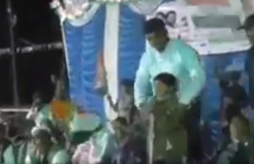 कांग्रेस की जनसभा में बच्चे को पार्टी के लिए लोगों से वोट की अपील के लिए बुलाया गया था। लेकिन उसने कुछ ऐसा काम किया, जिस पर सभी हैरान रह गए। (फोटोः टि्वटर) 
