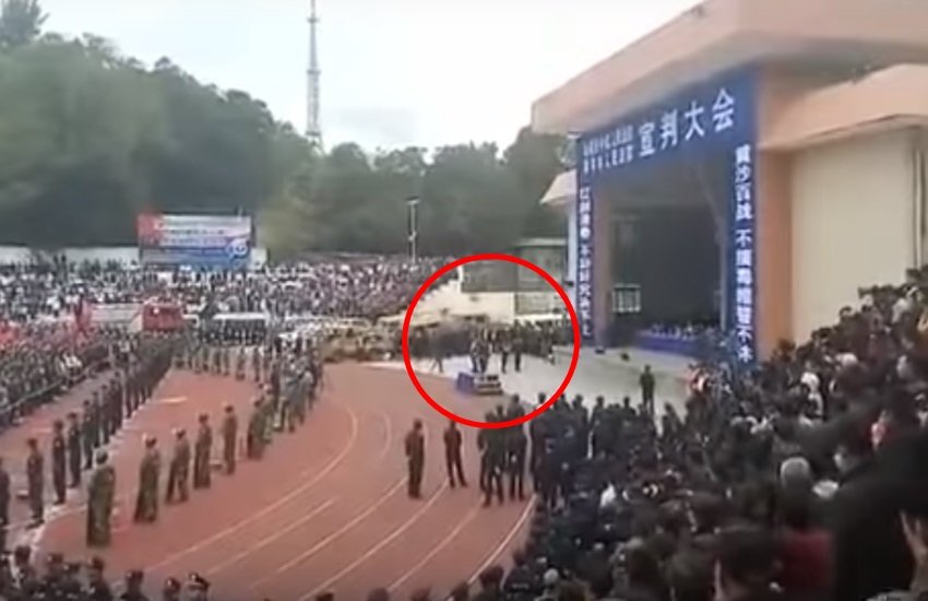 
ग्वांगडोंग प्रांत में अपराधियों को सजा दिए जाने के दौरान लोगों को भी बुलाया गया था, जिसके लिए 12 दिसंबर को एक नोटिस जारी हुआ था। (फोटोः यूट्यूब) 