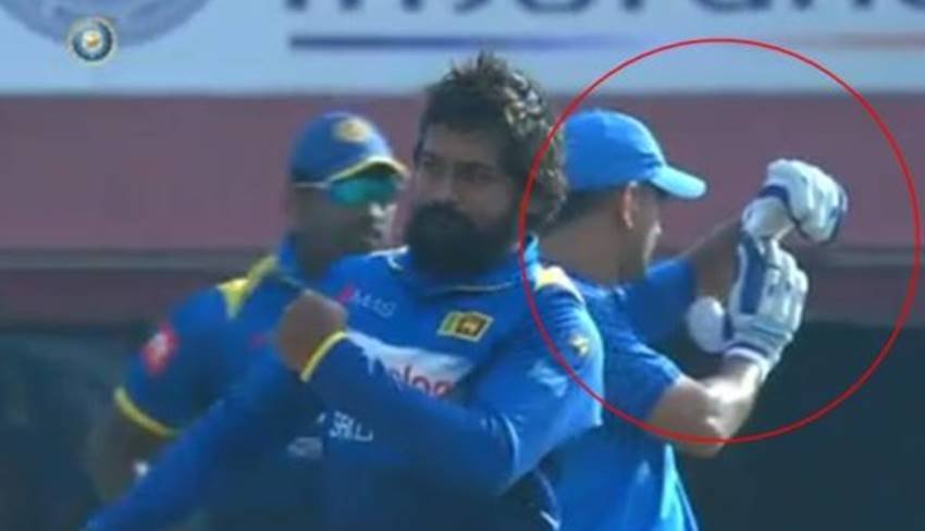 पहले वनडे में डीआरएस लेते महेंद्र सिंह धोनी। 