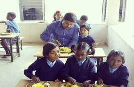 collector Avnish Kumar Sharan, अवनीश कुमार शरण, Balrampur collector Avnish Kumar Sharan, IAS officer eating mid day meal with his daughter, chhattisgarh, Trednign newss, Hindi news, News in Hindi, Jansatta