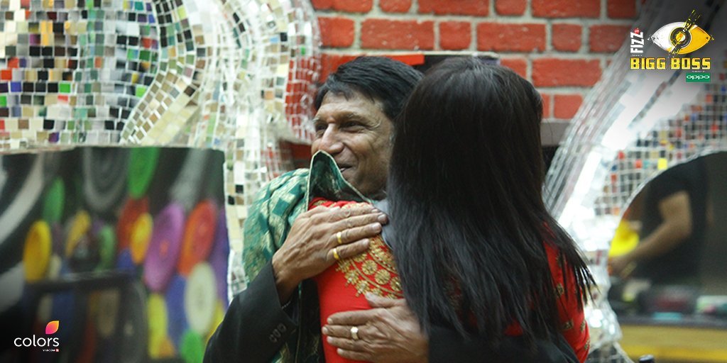 पिता से मिलीं अर्शी खान।