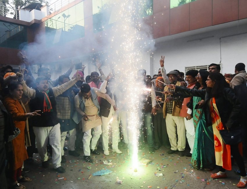 चीन में 13 दिसंबर को एक अपार्टमेंट में आग लगी थी। 23वें माले पर इस दौरान एक शख्स फंसा हुआ था। देखिए कैसे वह जान बचाने के लिए बाल्कनी से बाहर आकर लटकने लगा था। (फोटोः फेसबुक) 

 