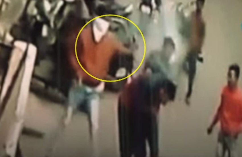 अज्ञात हमलावरों ने दिनदहाड़े खासगी बाजार में शख्स को घेरा था, जिसके बाद वे उस पर चाकू से हमला करने लगे थे। (फोटोः यूट्यूब)