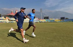 वीडियो: हार्दिक पंड्या और 12 साल बड़े महेंद्र सिंह धोनी के बीच लगी 100 मीटर की रेस, देखिए कौन जीता