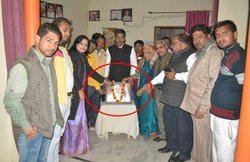 गुजरात-हिमाचल की जीत का जश्‍न: पीएम नरेंद्र मोदी की फोटो पर BJP सांसद की पत्‍नी ने चढ़ा दी माला