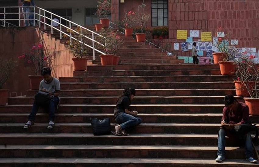 जनवरी 2018 से शुरू होने वाले कोर्सिस के लिए मिनिमम अटेंडेंस अनिवार्य कर दी गई है। (Source: Express photo by Amit Mehra/ File)