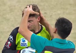 फील्डर ने फेंका खतरनाक थ्रो, स्टंप्स की जगह विकेटकीपर के सिर पर लगी बॉल