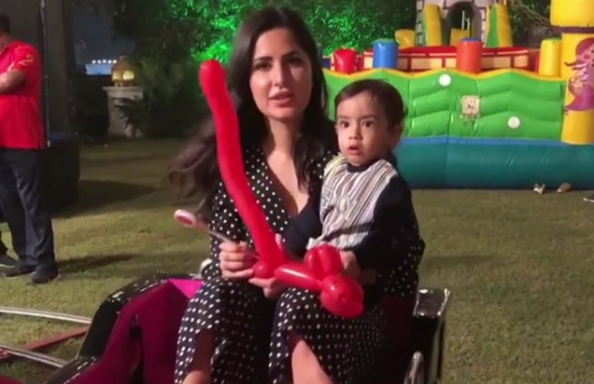 सलमान खान के भांजे संग टॉय ट्रेन में मस्ती करतीं कैटरीना कैफ। सलमान खान के भांजे संग टॉय ट्रेन में मस्ती करतीं कैटरीना कैफ।