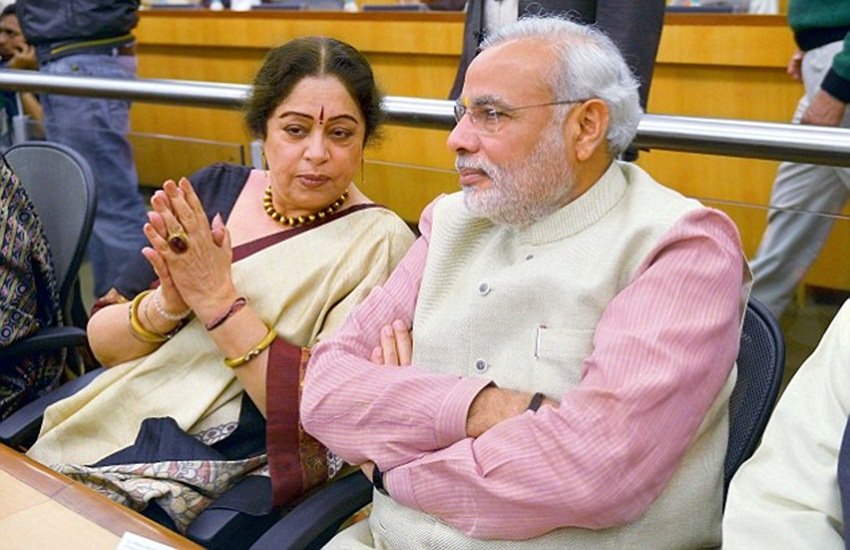 प्रधानमंत्री नरेंद्र मोदी के साथ किरण खेर।