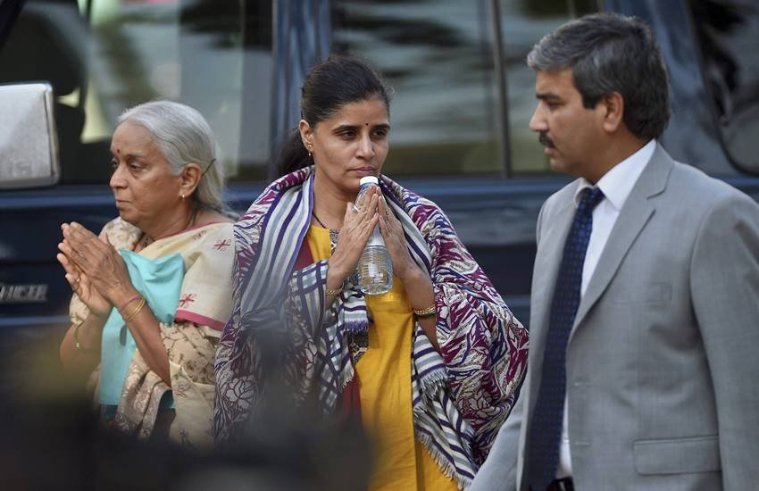 Kulbhushan Jadhav Mother Wife