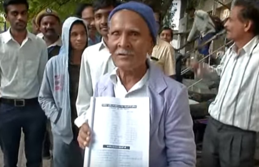 प्रोटोकॉल तोड़कर मिले मनमोहन सिंह, बुजुर्ग ने थमा दी घोटालों की लिस्ट (स्क्रीनशॉट/यूट्यूब)