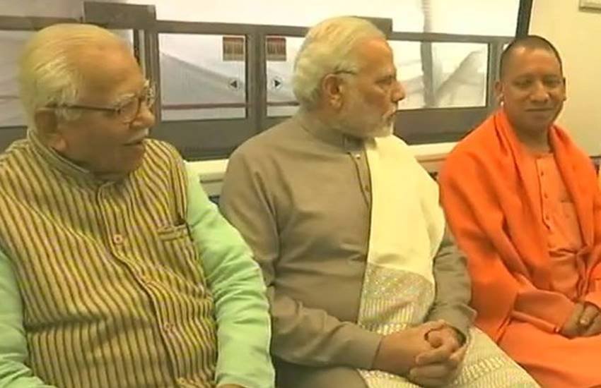 मेट्रो में सफर करते पीएम नरेंद्र मोदी, यूपी के सीएम योगी आदित्य नाथ और राज्यपाल राम नाइक।