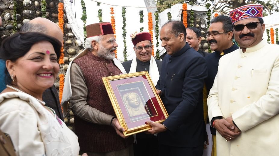 भारतीय जनता पार्टी की नई सरकार के कैबिनेट की पहली बैठक में बुधवार को घोषणा की गई कि पूर्ववर्ती कांग्रेस की सरकार में जिन लोगों को दोबारा बहाल किया गया था उनको अपनी नौकरी छोड़नी पड़ेगी।