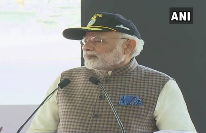 सीप्लेन से सफर करते प्रधानमंत्री नरेंद्र मोदी। 